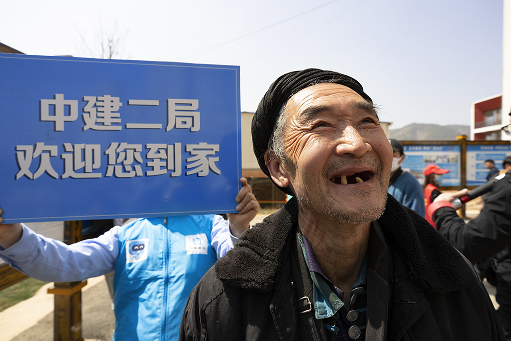 3.志愿服务暖人心，搬迁群众笑颜开.jpg