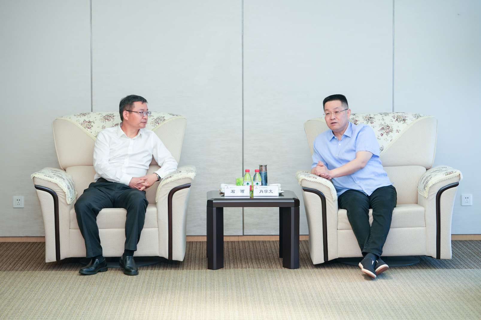 中建二局党委书记、董事长石雨拜会中冶赛迪集团党委书记、董事长肖学文（近景）-2.jpg